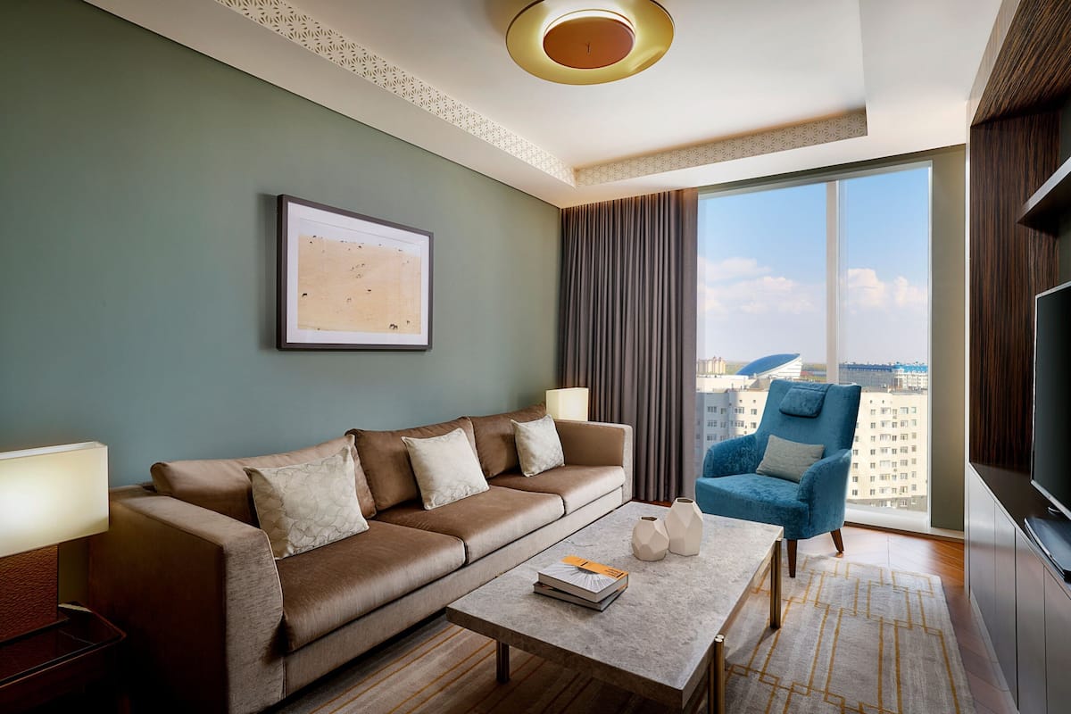 Premium Suite, 1 King Bed | Living room