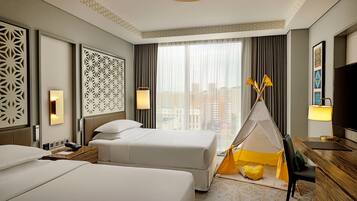Hypo-allergenic bedding, minibar, in-room safe, desk