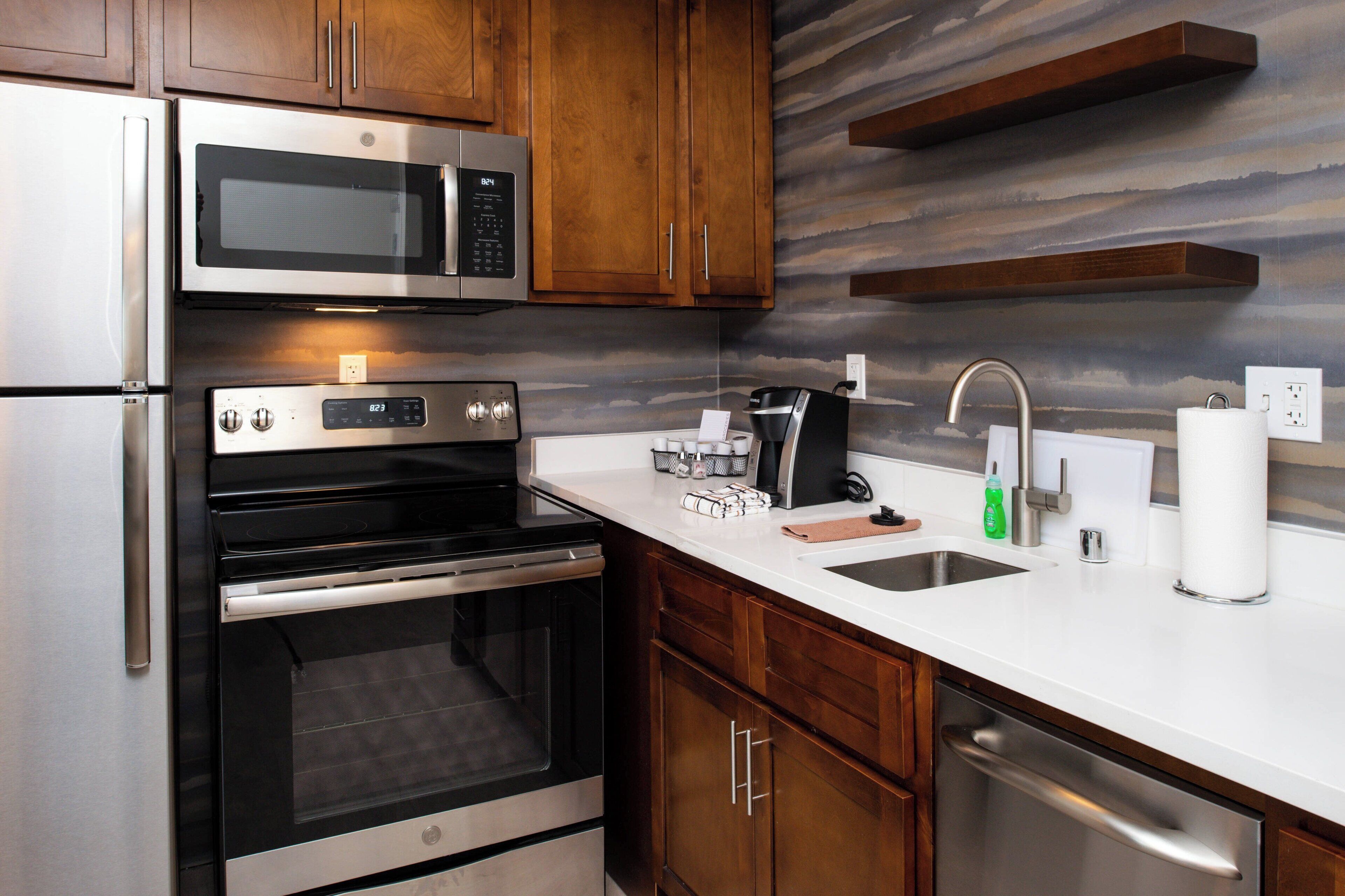 suite, 1 bedroom | desk, laptop workspace, iron/ironing board, cots/infant beds