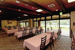 Petit déjeuner complet (2200 JPY par personne)