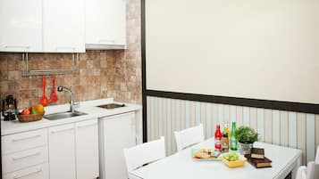 Studio, Kitchenette (201) | Private kitchenette | Electric kettle