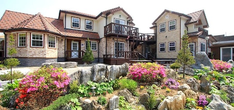 Exterior. Soo Pension