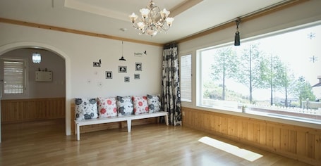 Sala de estar. Namhae Bins House Pension