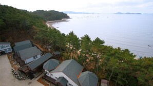 A residential area with houses and a beach. - Haesol Maru Pension Taean (Taean)