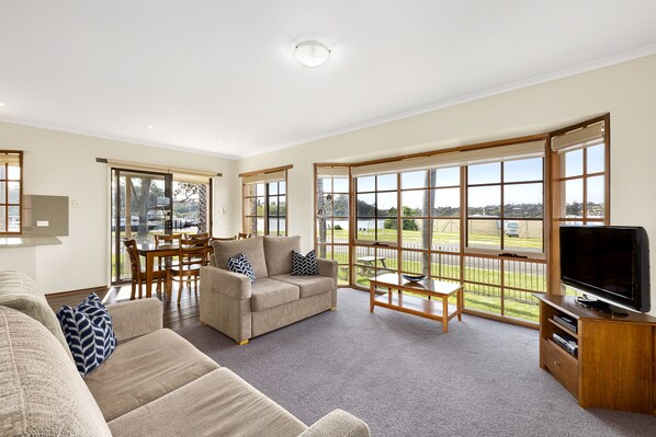 Apartment | Living room | Flat-screen TV - Riviera Beach Resort (Lakes Entrance)