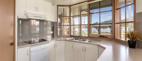 Refrigerador con freezer, microondas, horno, placa de cocina