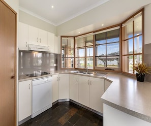 Apartment | Private kitchen | Full-sized fridge, microwave, oven, stovetop - Riviera Beach Resort (Lakes Entrance)