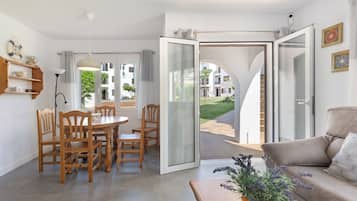 TV, caminetto, lettore DVD, impianto stereo