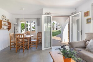 Een televisie, een open haard, een dvd-speler en een stereo