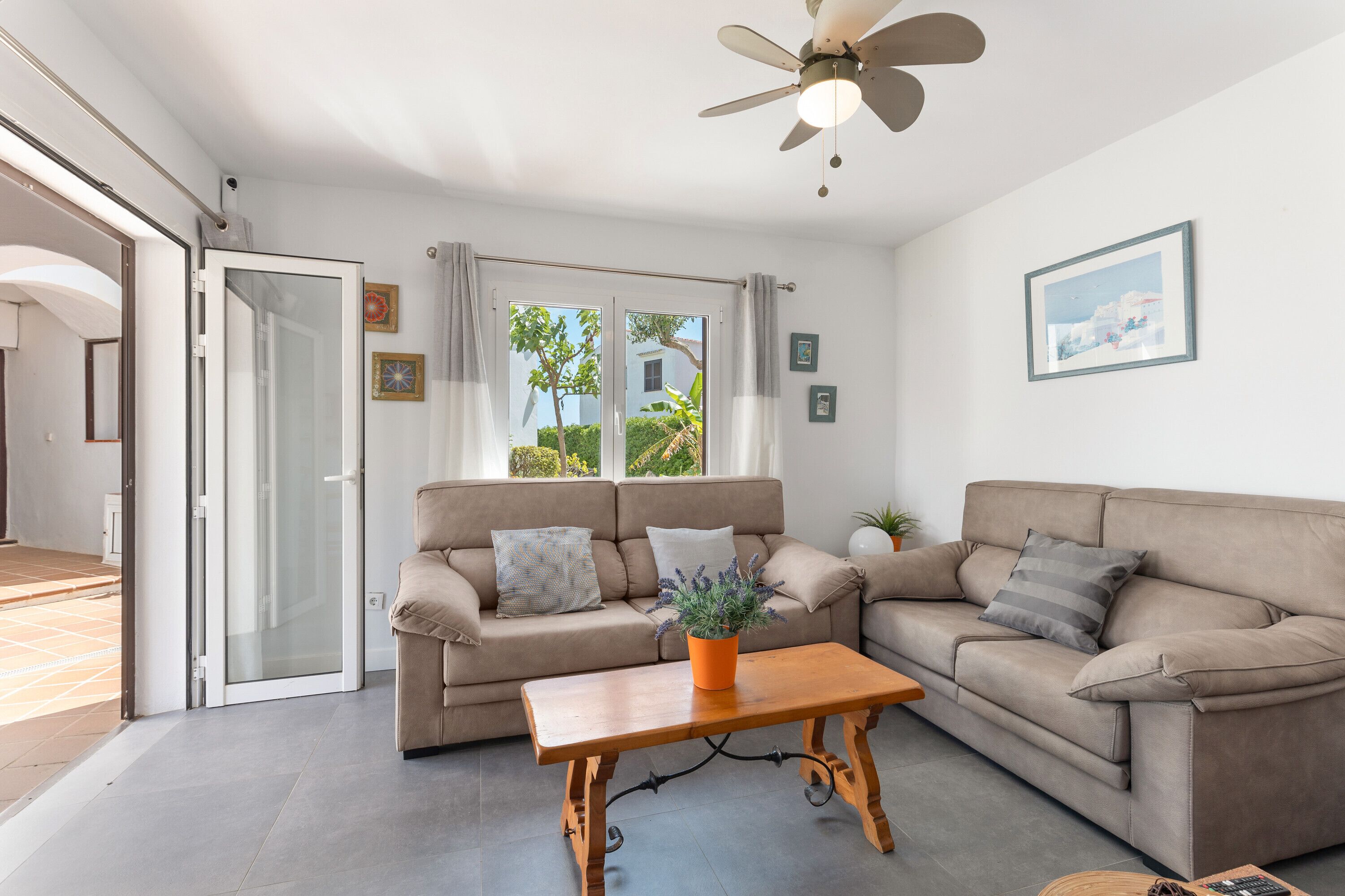 Televisie, een open haard, een dvd-speler en een stereo