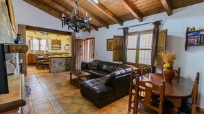 Tv, pejs, dvd-afspiller, bordtennisbord