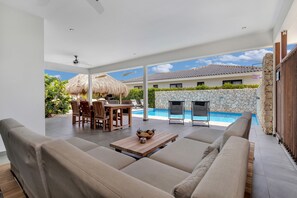 Villa – deluxe, 3 soverom, privat basseng | Safe på rommet, strykejern/-brett, wi-fi (inkludert) og sengetøy
