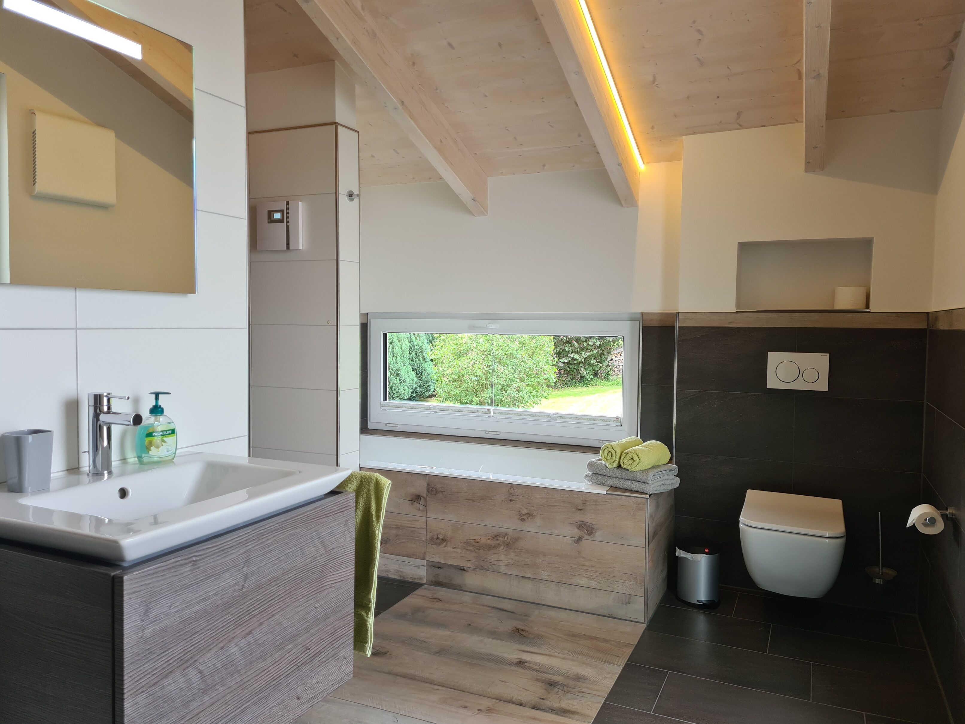 Badewanne, Haartrockner, Handtücher, Seife