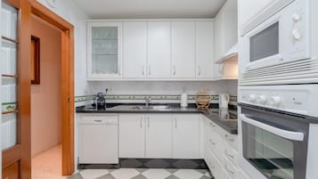 Frigorifero, microonde, forno, piano cottura