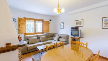 Televisie, een open haard, een dvd-speler en een stereo