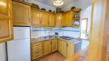 Een koelkast, een microgolfoven, een kookplaat