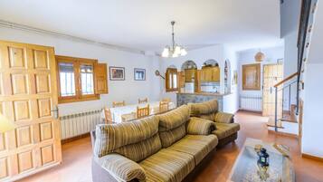 Televisie, een open haard, een dvd-speler en een stereo