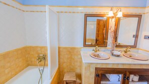 Bathtub - Balcón de Válor 7 by Ruralidays (Granada)