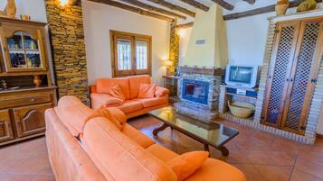 Televisie, een open haard, een dvd-speler en een stereo