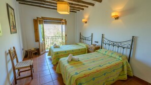 4 bedrooms, iron/ironing board, WiFi