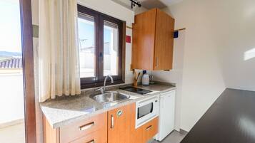 Geladeira, micro-ondas, cooktop, cafeteira/chaleira