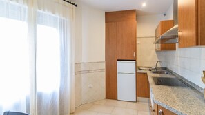 Kjøleskap, mikrobølgeovn, kokeplater og kaffetrakter/tekoker