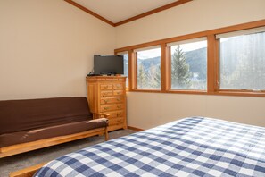 3 室のベッドルーム、WiFi (無料)、ベッドシーツ