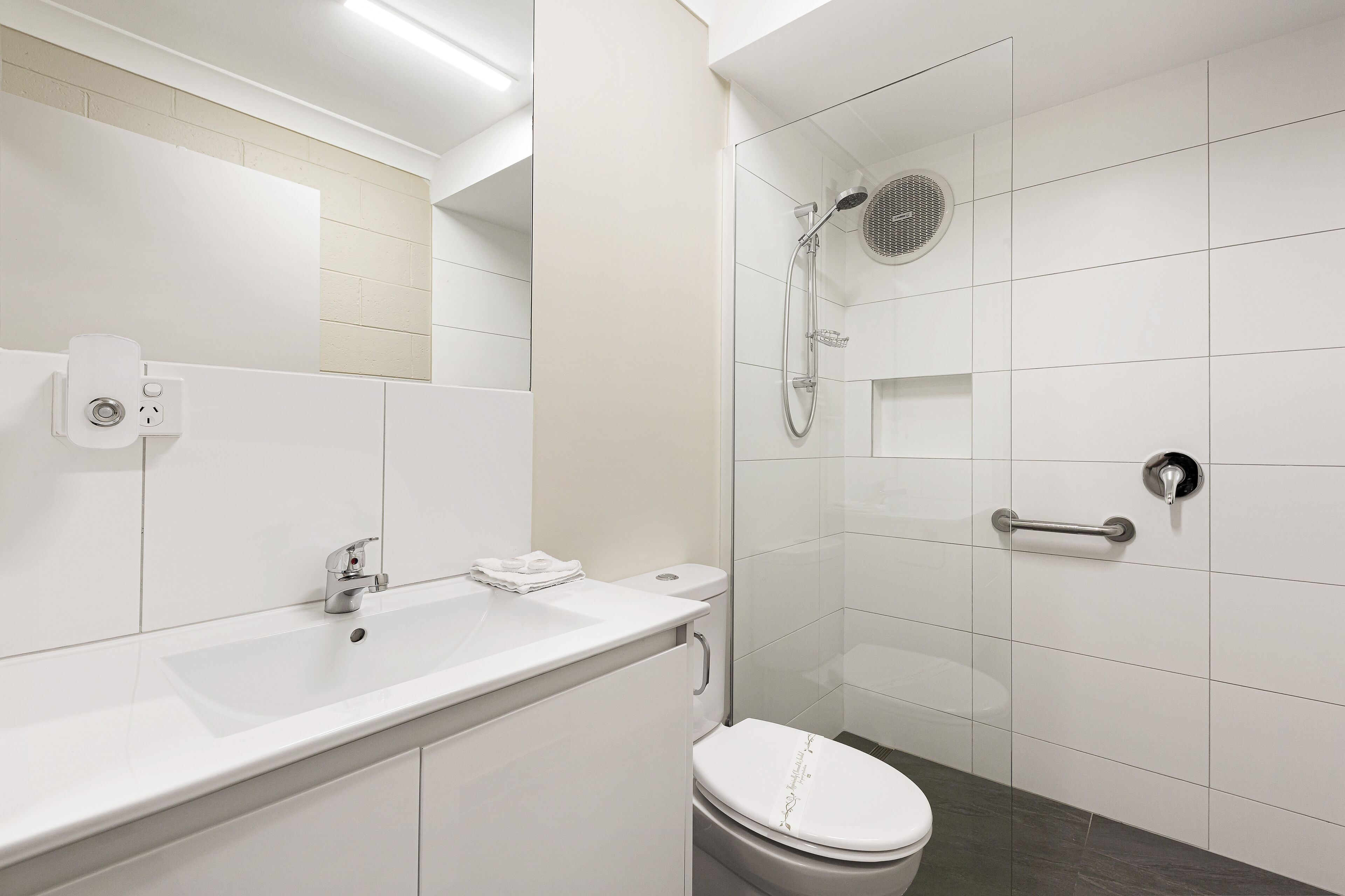 Apartemen | Kamar mandi | Kombinasi shower/bathtub, pengering rambut, handuk, dan sabun