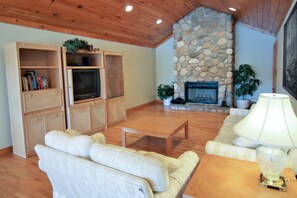 テレビ、暖炉、テーブルサッカー台、書庫