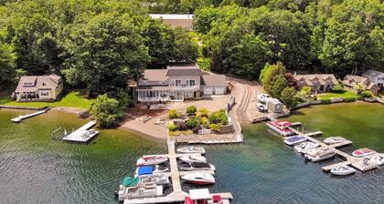 Upea, iso, täysin ladattu koti poreallas, biljardipöytä ja oma telakka!