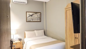 Retro Queen | Bathroom | Shower, slippers, towels, soap - Triple Seven Bed and Breakfast (Bandung)