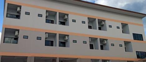 Vista frontal de la propiedad