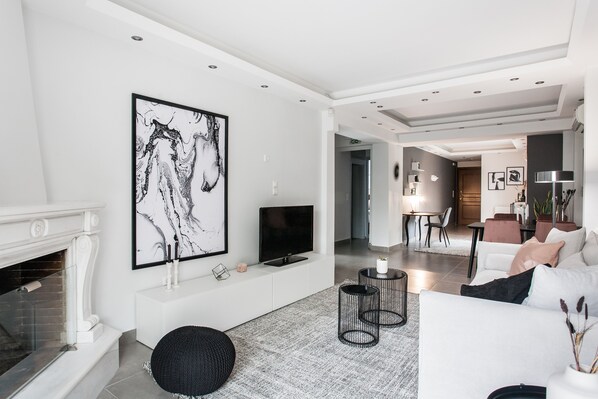 Apartment, 2 Schlafzimmer | Wohnbereich | 43-Zoll-Smart-TV mit Satellitenempfang, Fernseher, Netflix