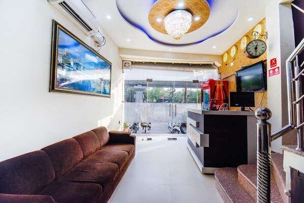 32-inch LED TV with cable channels, TV, fireplace - FabHotel JS Regency (Amritsar)