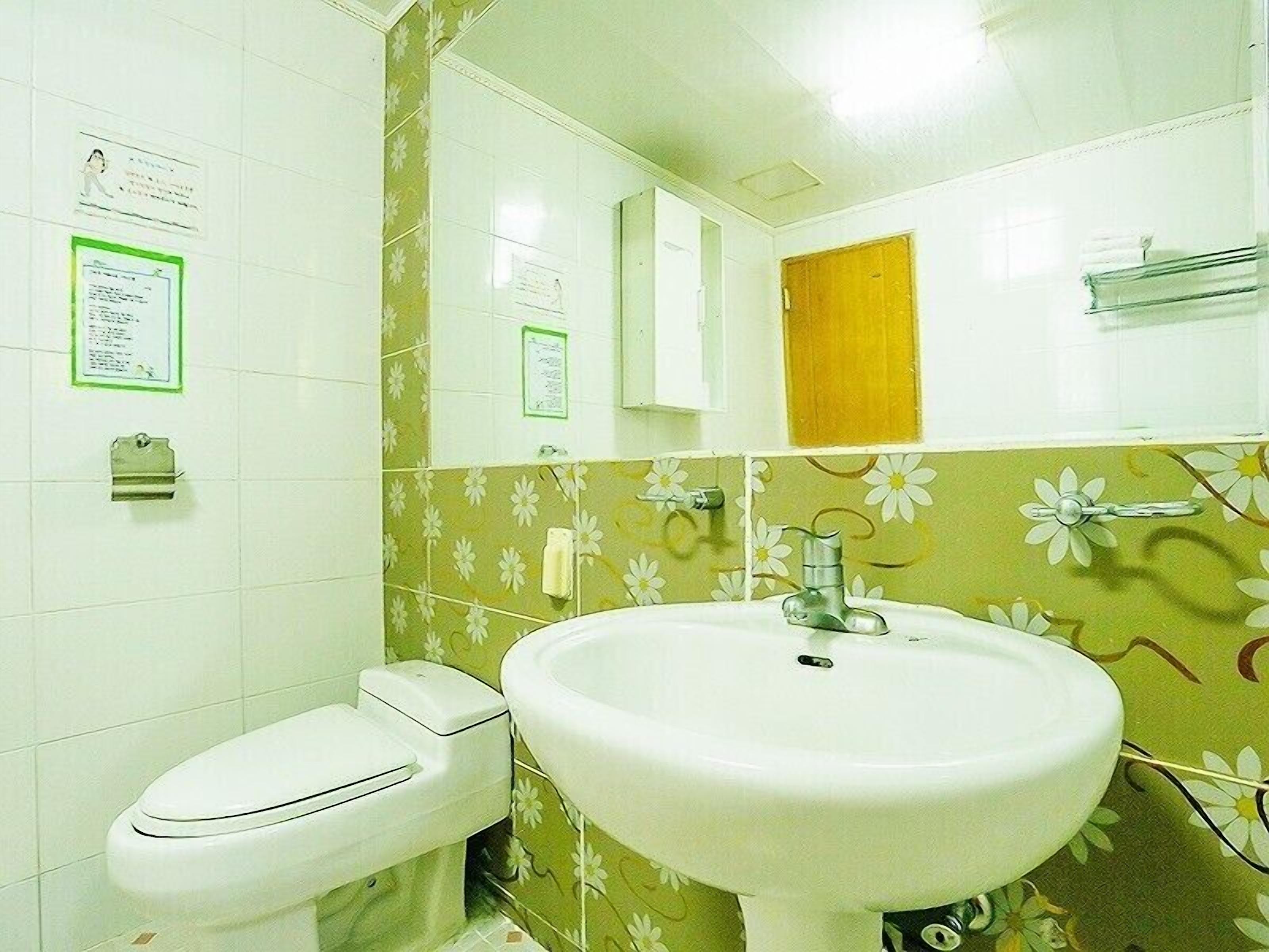 Premium Duplex (Guemsong) | Bathroom | Shower, free toiletries, hair dryer, towels