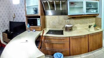 Apartment, 3 Bedrooms | Private kitchenette | Fridge, microwave, stovetop, cookware/dishes/utensils