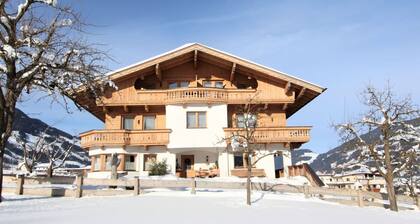 Bel appartement dans une maison de vacances avec WIFI, TV, terrasse, vue panoramique, parking