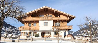 Lovely apartment in villa for 6 guests with WIFI, TV, terrace, pets allowed and panoramic view