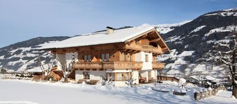 Beautiful apartment in villa for 6 guests with WIFI, TV, terrace, pets allowed and panoramic view