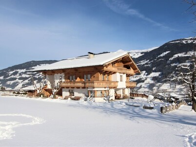 Lovely apartment in villa for 6 guests with WIFI, TV, terrace, pets allowed and panoramic view
