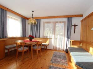 Dining - Lovely apartment in villa for 6 guests with WIFI, TV, terrace, pets allowed and panoramic view (Fügen)