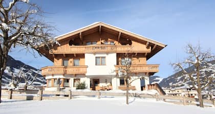 Agréable appartement dans une maison de vacances avec WIFI, TV, terrasse, vue panoramique, parking