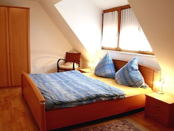 Meubles, BĂątiment, Confort, Bleu Azur, Textile, Bois, Ăclairage, Design IntĂ©rieur, Cadre De Lit, Lampe