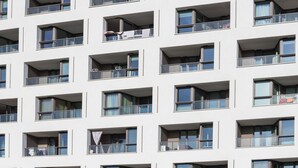 A modern building with multiple balconies and windows. - Apartamenty InPoint Mogilska Tower (Kraków)