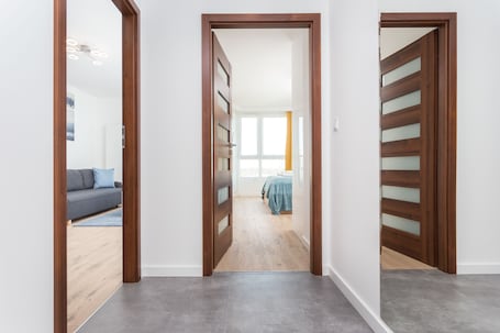 Appartamento Classic | Area soggiorno | TV. Apartamenty InPoint Mogilska Tower
