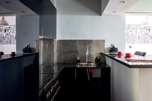 Fridge, microwave, oven, stovetop - The Burton Luxury 1BR in Plaka, Athens (Athina)