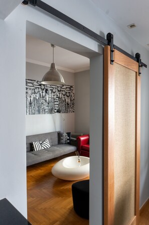 Smart TV, books - The Burton Luxury 1BR in Plaka, Athens (Athina)