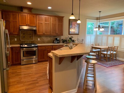 Work or Play 5B retreat.Great Location near Nike, 15mins to downtown