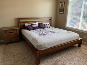 5 slaapkamers, een bureau, een strijkplank/strijkijzer, reisbedje