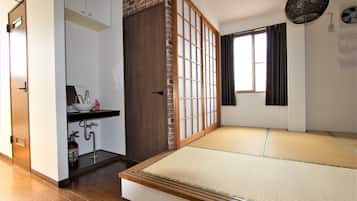 5 bedrooms, desk, laptop workspace, blackout curtains